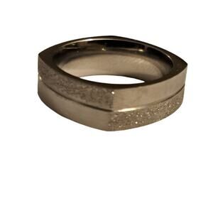 New stainless steel silver toned ring size 10‎